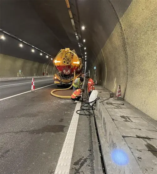 凉城隧道排水渠清淤